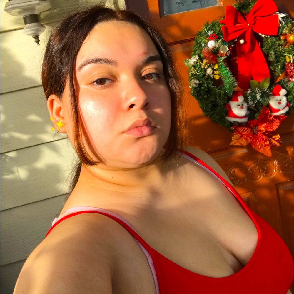 Meet your Poshmark, Carmen Munoz! :)